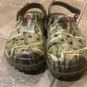 New never worn men’s camo crocs